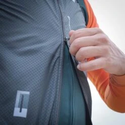 Gilet Gobik Plus 2.0 Dark Coal -GOBIK Soldes chaleco plus 2 0 dark coal cold season 22 gobik 6 700x 700x700 2