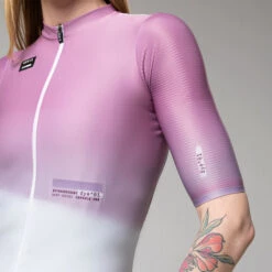 Maillot Manche Courte Gobik Attitude 2.0 Glycine Femme 2023 -GOBIK Soldes maillot mujer mc attitude2.0 wisteria caps dye gobik 6 700x700 2