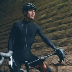 Maillot Gobik Manche Longue Pacer Solid Jet Black Homme 2023 23 Maillot Gobik Manche Longue Pacer Solid Jet Black Homme 2023 -GOBIK Soldes maillot pacer unisex solid jet black cold season 22 gobik 4 1500x1500 700x700 1